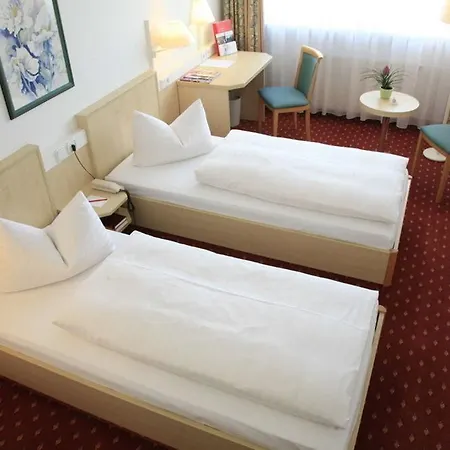 Intercityhotel Otel 4*